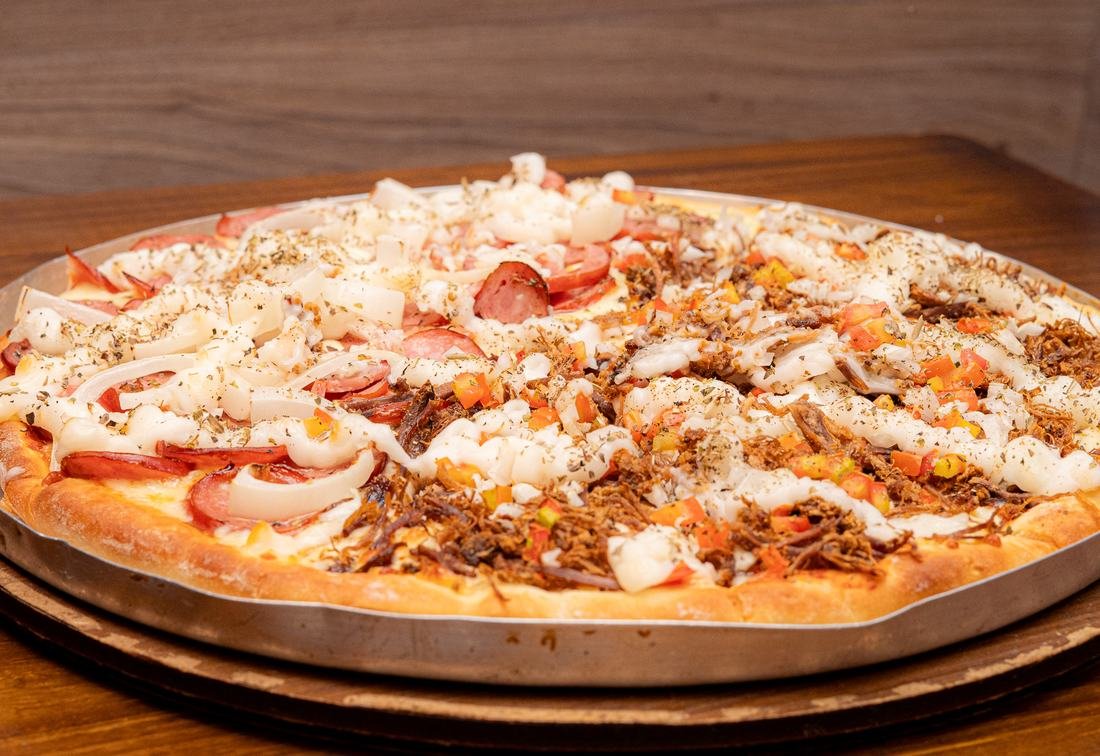Pizza da Tia Ju com calabresa, carne desfiada, catupiry e tomate
